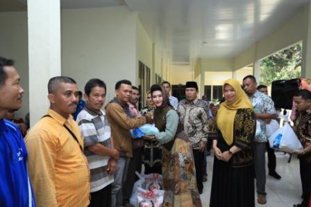 Bupati dan Ketua K3S Rohul Salurkan Bantuan Sembako Untuk Kaum Dhuafa, Tukang Becak dan Penyapu Jala